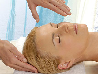 <b>Soin du visage &agrave; l'orientale </b>- <i>Gommage au savon noir/rhassoul/masque
au miel & Gel&eacute;e royale/modelage &agrave; l�huile d�argan - Dur&eacute;e : 60 min</i>