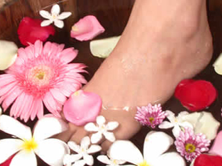 <b>Beaut&eacute; des mains et pieds &agrave; l'oriental</b> - <i>Gommage au savon noir/rhassoul/masque
Gel&eacute;e royale/modelage &agrave; l�huile d�argan - Dur&eacute;e : 60 min</i>